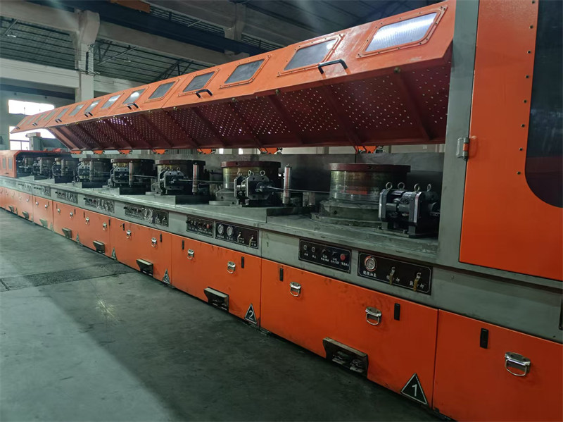 使用四轴砂带机+辊模生产低碳钢丝 Operation on four-axis belt grinder + Roller mould producing low carbon steel wire
